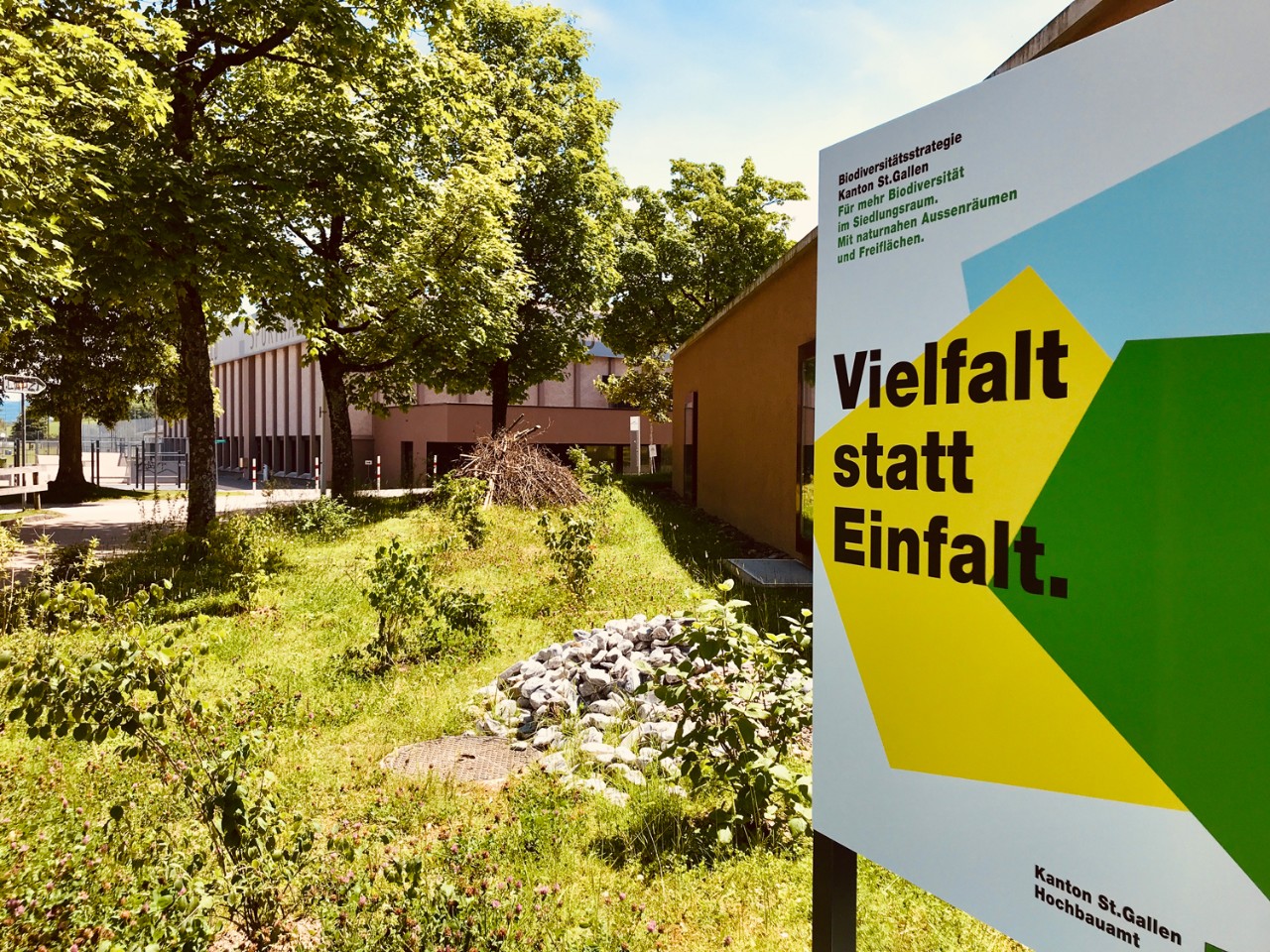 «Vielfalt statt Einfalt» ist die Begrünungskampagne des Kantons. Die Biodiversität wird durch das Aufbrechen von versiegelten Böden und das gezielte Bepflanzen von Umgebungen gefördert. 