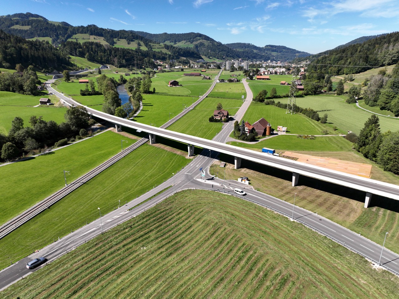 Im September hat der Kanton die Umfahrung Wattwil für den Verkehr geöffnet. Der Ortskern von Wattwil wird damit vom Verkehr entlastet.