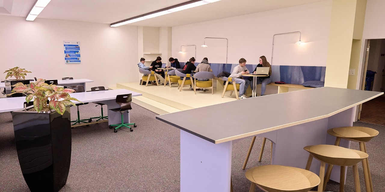 Das Berufs- und Weiterbildungszentrum Rorschach-Rheintal hat ein Stockwerk zu modernen Lernumgebungen umgestaltet, die zeitgemässe Lehr-Lernsettings ermöglichen. 60 Prozent des alten Mobiliars wurden wiederwendet (Upcycling).