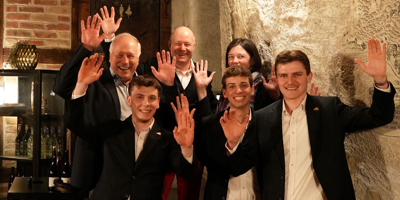 Regierungsrätin Bettina Surber und Gäste ehrten die St.Galler Silbermedaillengewinner der WorldSkills 2024: Julian Gemperli (Metallbauer, Flawil), Maurin Schickli (Informatiker, Engelburg) und Felix Kuster (Steinmetz, Jona).