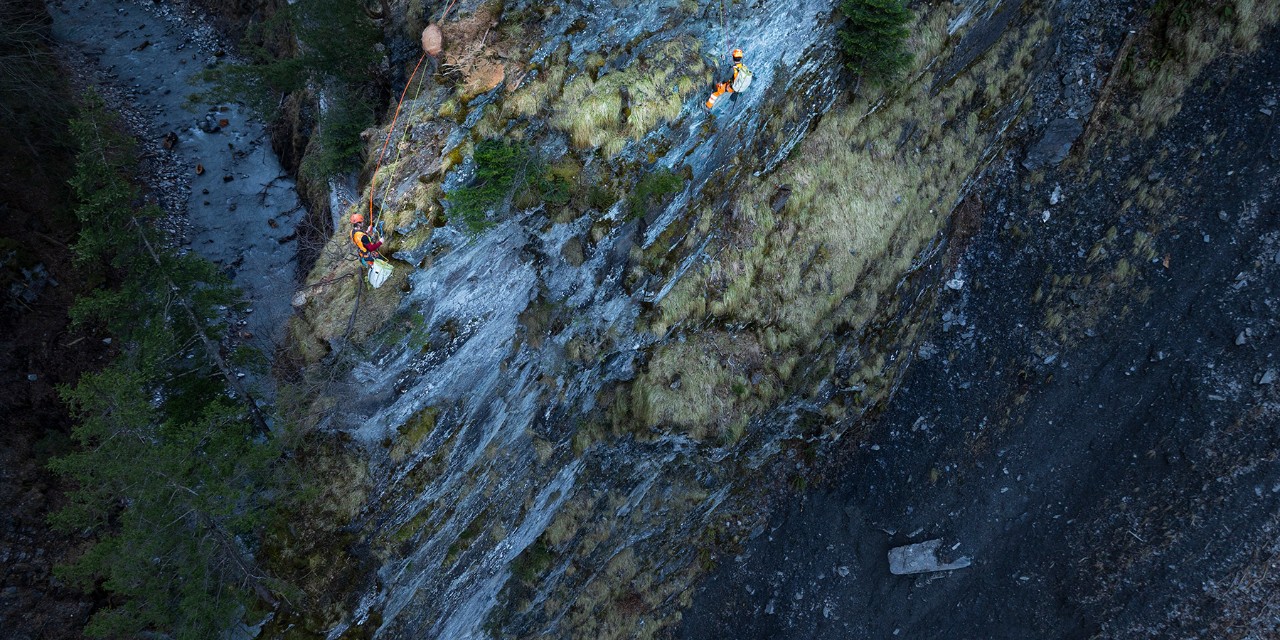 Sicherungsarbeiten auf der Badstrasse in der Taminaschlucht: Fachpersonen entfernen loses Gestein vom Fels. So bleibt die Schlucht jeweils von Mai bis Oktober zugänglich für Besuchende.