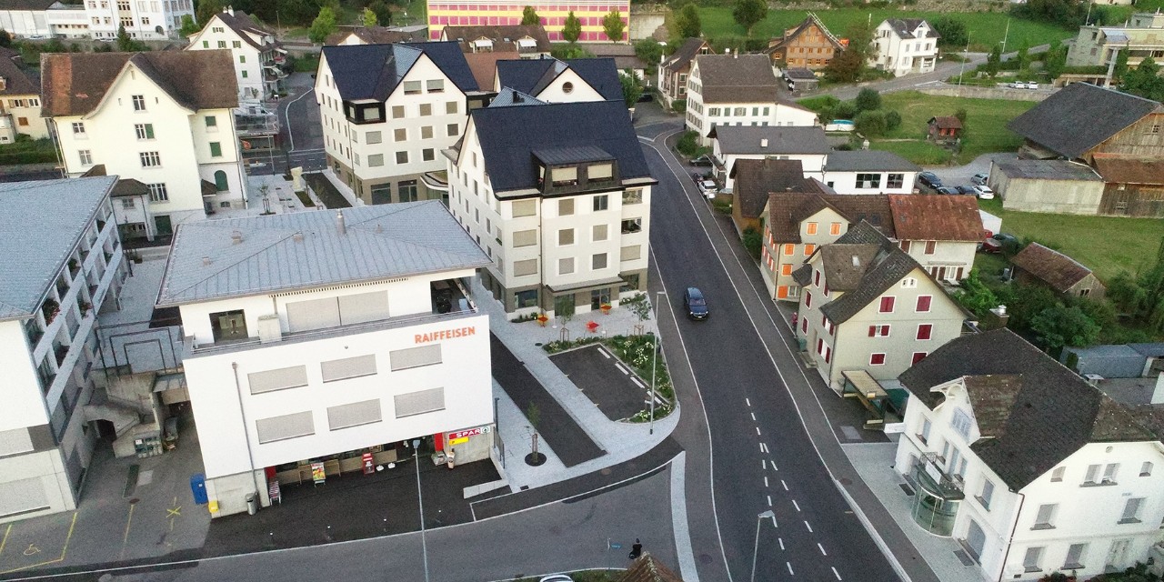 Das neue Dorfdreieck Benken bietet Raum für ein Café, einen Saal für Anlässe und altersgerechte Wohnungen. Es zeigt: Mit guter Planung und konstruktiver Zusammenarbeit finden neue Räume auch in bebautem Gebiet Platz.