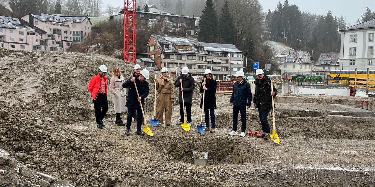 Die Basis für den Campus Wattwil  wurde geschaffen. Im Februar legte Susanne Hartmann gemeinsam mit Bettina Surber und Vertreterinnen und Vertretern von Gemeinde und Kantonsschule den symbolischen Grundstein für die neue Kanti Wattwil.
