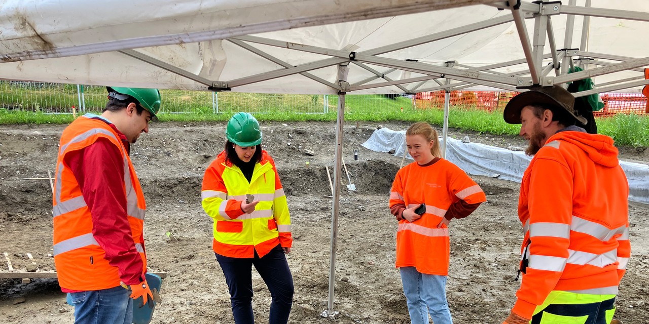 Regierungsrätin Laura Bucher hat Sandro Scherrer, Gewinner eines OLMA-Wettbewerbs 2024 (links im Bild) im Sommer 2025 zu aktuellen Archäologie-Ausgrabung nach Sargans ein-geladen, wo das Team der Kantonsarchäologie gerade eine Baute aus der Römerzeit freilegte. 