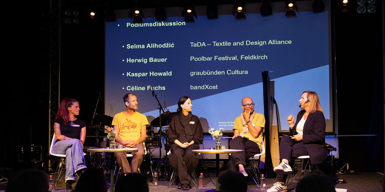 Am 20. September 2025 fand in der Kulturfabrik Industrie36 in Rorschach die jährliche kanto-nale Kulturkonferenz statt – mit über 130 Teilnehmenden. Unter dem Motto «Kulturelle Netz-werke stärken» wurde über Kooperationen diskutiert. Das Bild zeigt ein Podium zur Vernet-zung von Kultur, Wirtschaft und Tourismus.