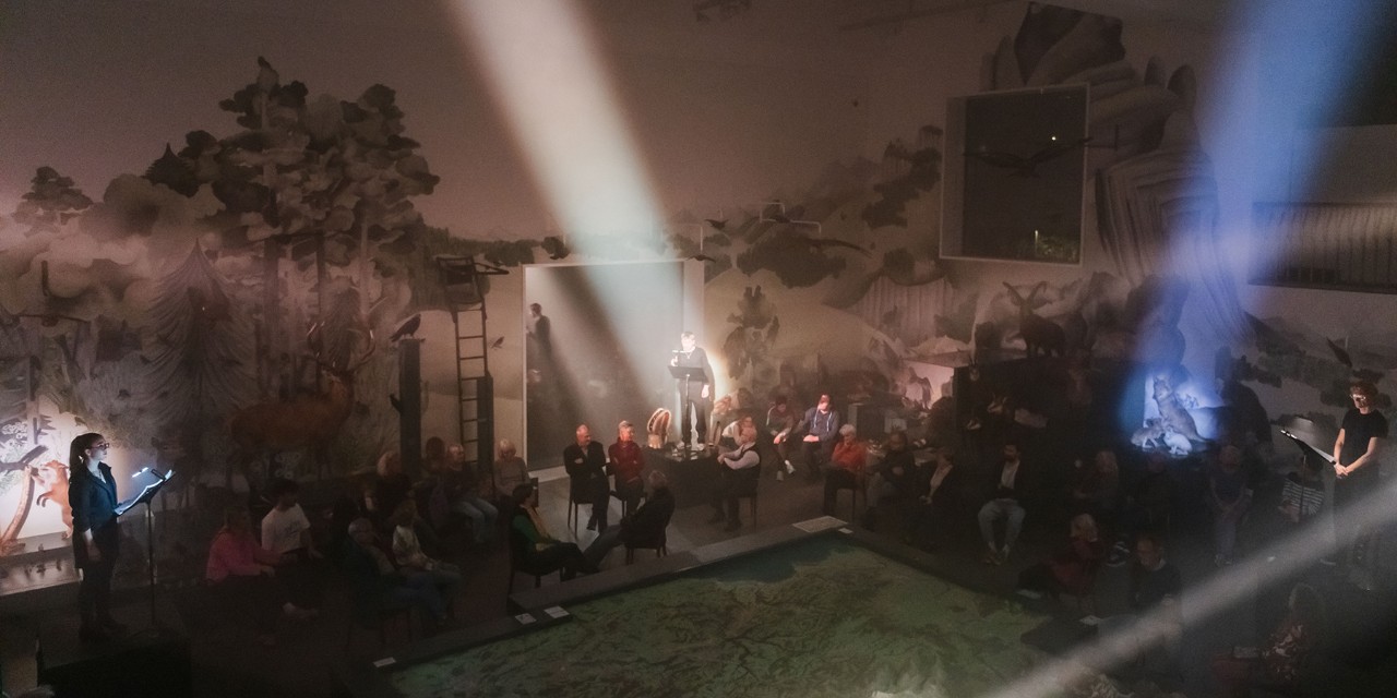 Die Sangallensien-Sammlung der Kantonsbibliothek feierte 2025 ihr 200-Jahr-Jubiläum - zum Beispiel mit einer Entdeckungsreise samt szenischer Lesung beim Kantonsrelief im Naturmu-seum St.Gallen. Seitdem verweisen dort QR-Codes auf St.Galler Autorinnen und Autoren.