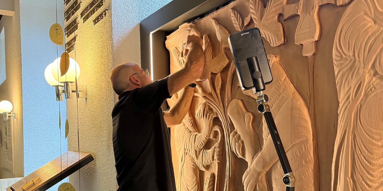 Im Juni 2025 wurde anlässlich der Ausstellung des Stiftsarchivs «Mönche im Wald» ein Relief aus Buchenholz mit der berühmten Gründungslegende von St.Gallen enthüllt. Es handelt sich um eine 18-fache Vergrösserung eines Originals aus der Zeit um 900. Das Relief wurde vom St.Galler Bildhauer Dominik Hollenstein (im Bild) erstellt.