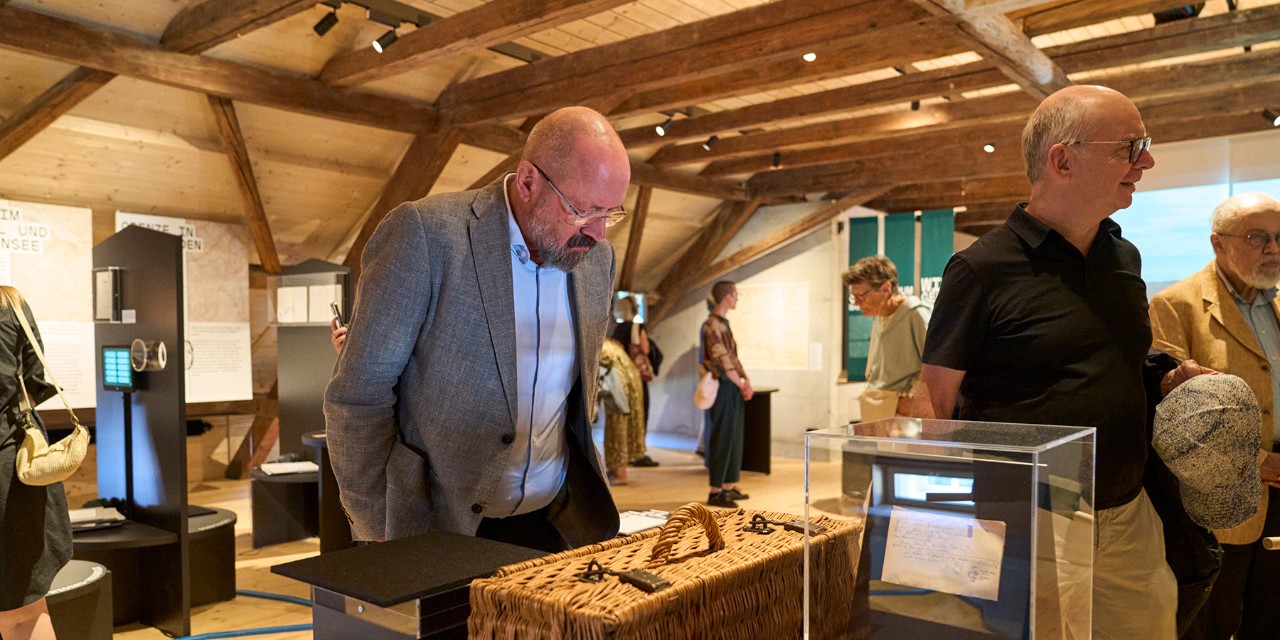 Mit zwei vom Kanton geförderten regionalgeschichtlichen Ausstellungen zur Zeit des Zweiten Weltkriegs spricht das Museum Prestegg in Altstätten ein breites Publikum an. Die Ausstellung «Rettende Schweiz? Flucht im Rheintal» ist mit dem Projekt für ein Schweizer Memorial für die Opfer des Nationalsozialismus in Diepoldsau verbunden. 