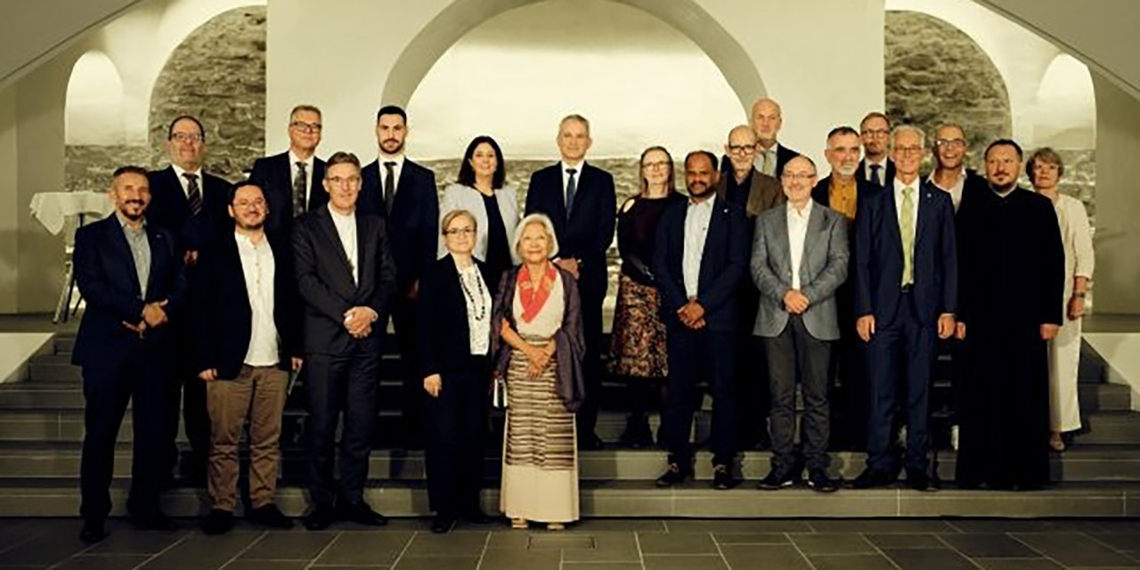 Im Herbst 2025 wurde das 20-jährige Jubiläum der vom Kanton initiierten «St.Galler Erklärung für das Zusammenleben der Religionen und den interreligiösen Dialog» gefeiert. Vor viel Pub-likum betonte auf Einladung von Regierungsrätin Laura Bucher Bundesrat Beat Jans die Wich-tigkeit der Religionen und des entsprechenden Miteinanders. 