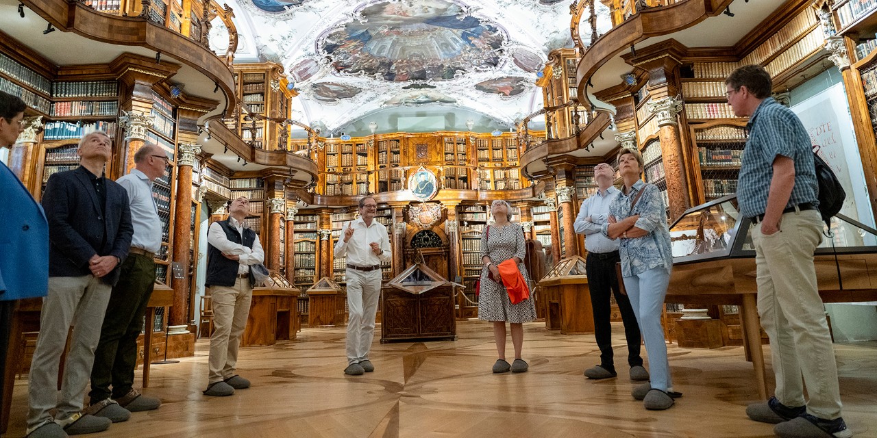 In der Stiftsbibliothek gilt auch für den Bundesrat «Finkenpflicht».
