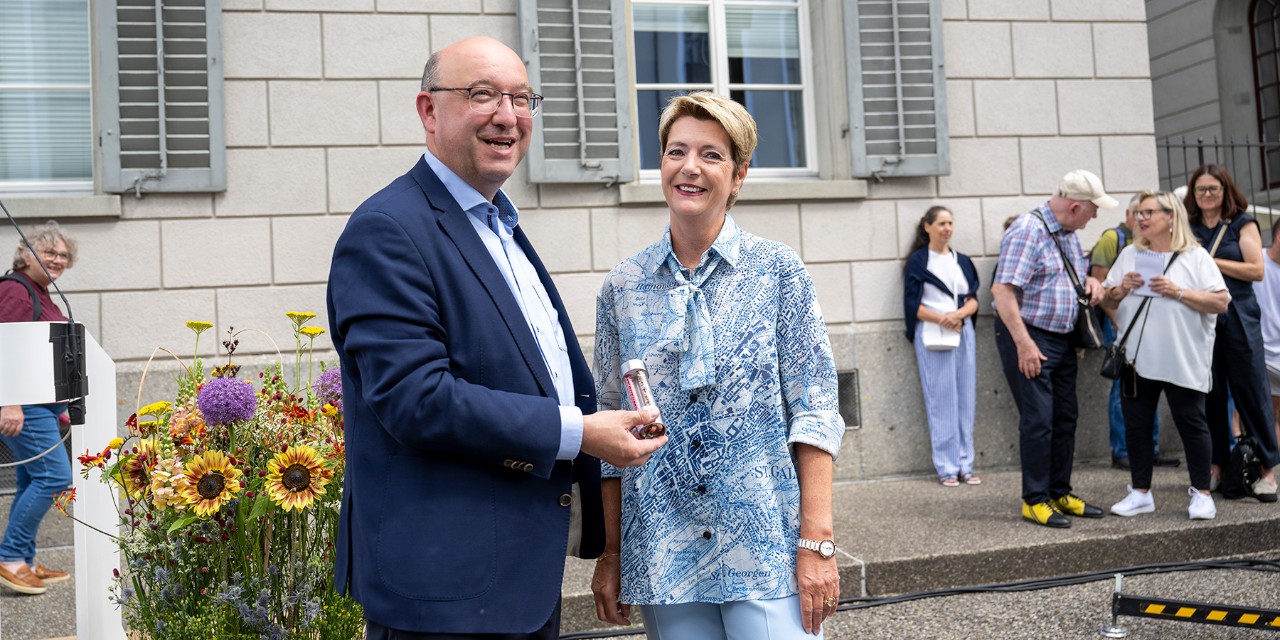 Regierungspräsident Beat Tinner begrüsst Bundespräsidentin Karin Keller-Sutter.