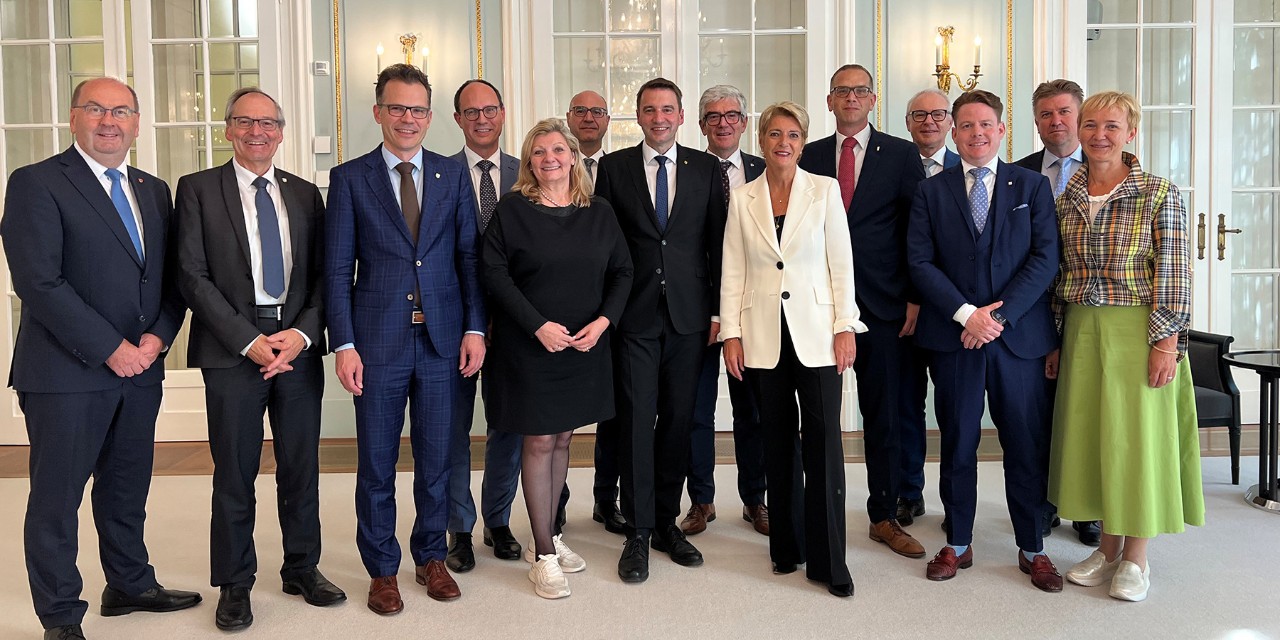Eine Delegation der Ostschweizer Regierungskonferenz (ORK) zu Besuch bei Bundespräsidentin Karin Keller-Sutter.