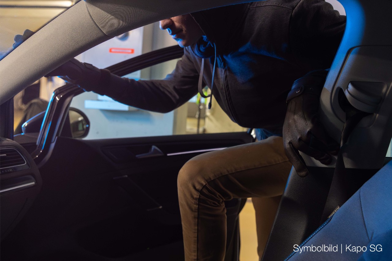 Die Täter gehen im Dunkeln die Strassen entlang und prüfen systematisch, ob die parkierten Autos abgeschlossen sind. Lässt sich eines öffnen, entwenden sie blitzschnell die Wertsachen aus dem Auto.