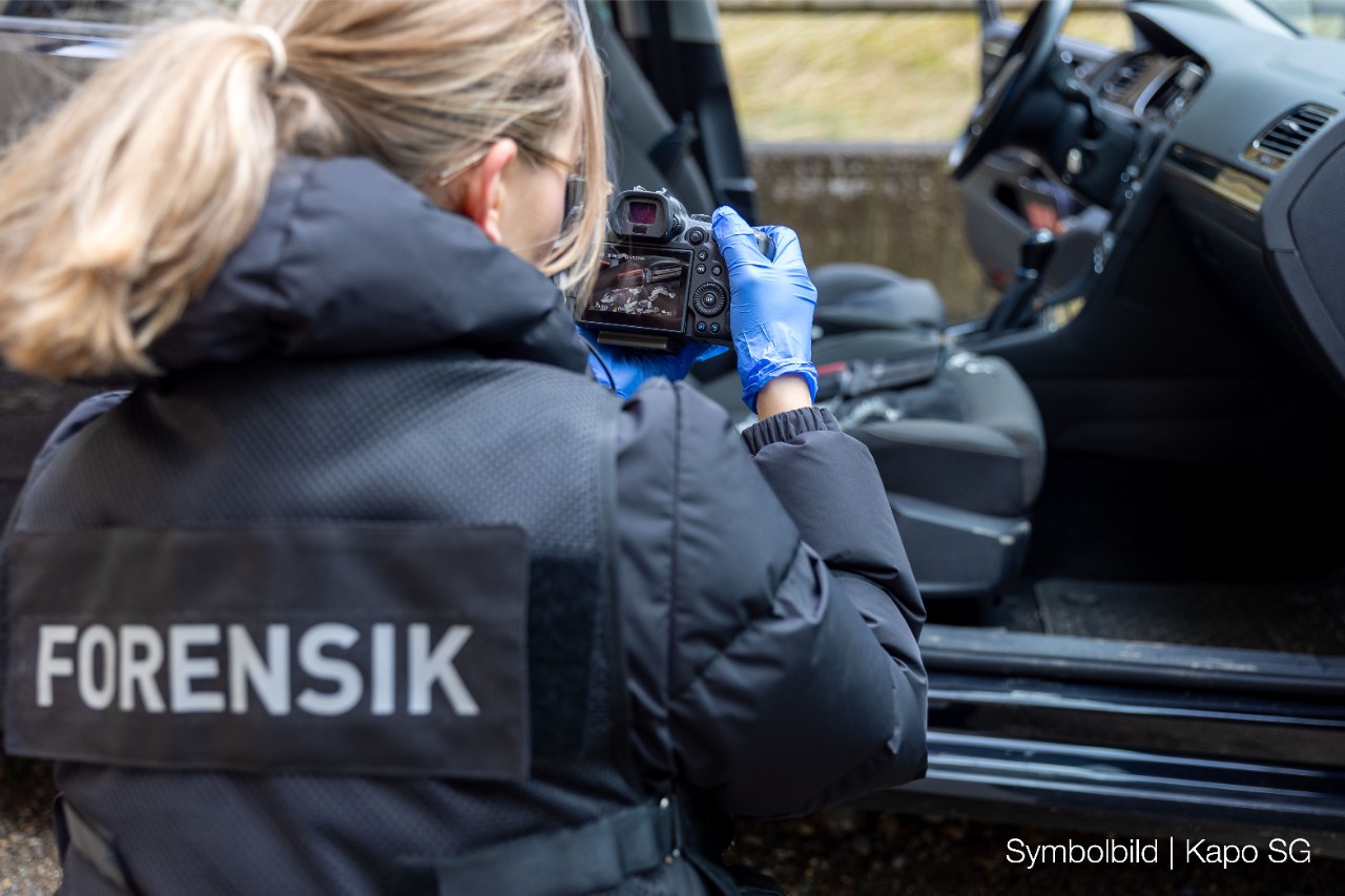 Besteht Aussicht auf eine grössere Beute, schlagen die Täter auch Autoscheiben ein. 