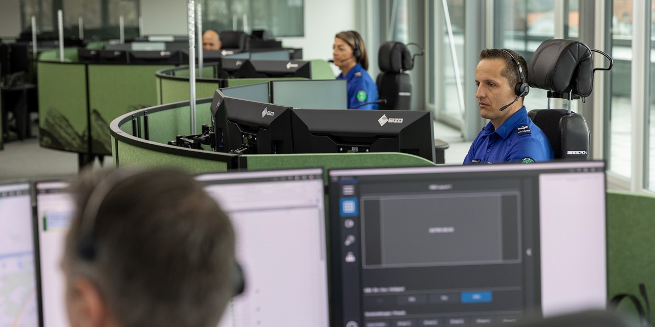 Disponentinnen und Disponenten der Kantonspolizei St.Gallen und der Rettung St.Gallen  arbeiten rund um die Uhr im Schichtbetrieb und nehmen die Anrufe entgegen.