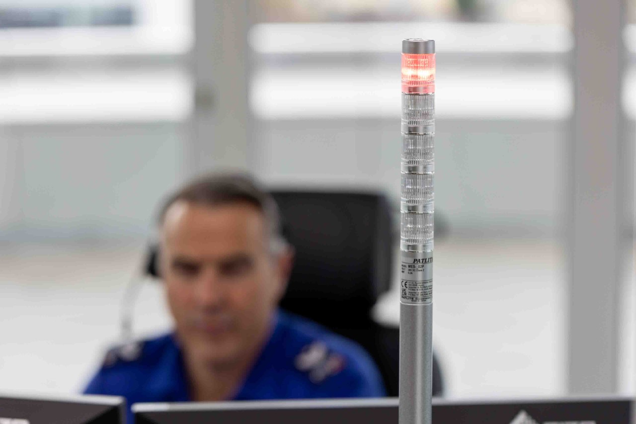 Die Mitarbeiterinnen und Mitarbeiter arbeiten in der Notruf- und Einsatzleitzentrale rund um die Uhr und nehmen im Schnitt rund 1’500 Anrufe pro Tag entgegen. 