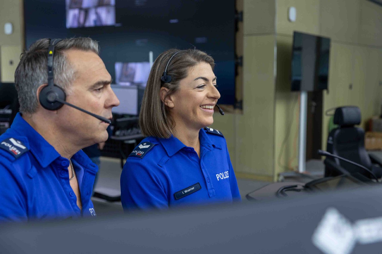 Rund 50 Mitarbeiterinnen und Mitarbeiter arbeiten in der neuen Notruf- und Einsatzleitzentrale, die meisten davon im Schichtbetrieb. 