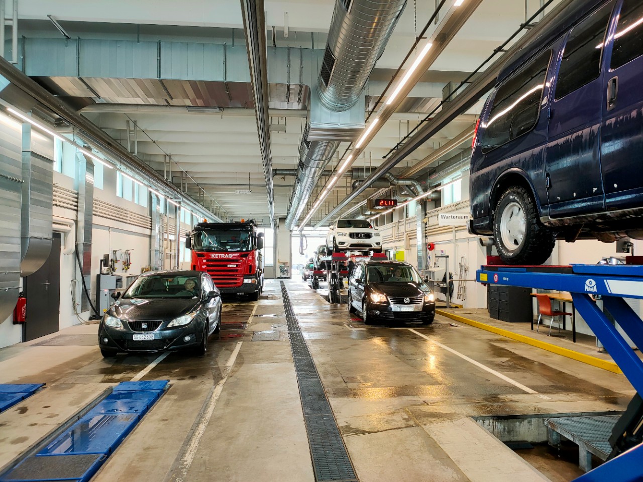 Personenwagen müssen aufgrund des gesetzlich festgelegten Prüfungsintervalls zuerst nach fünf Jahren, dann nach drei und anschliessend alle zwei Jahre geprüft werden. 