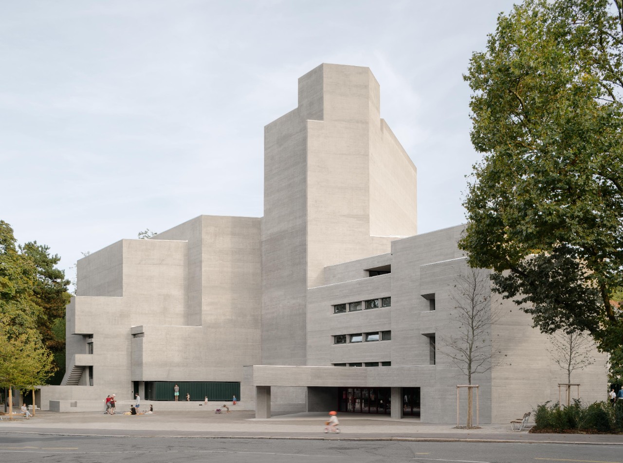 Haupteingang Theater.  Bild: Till Forrer 
