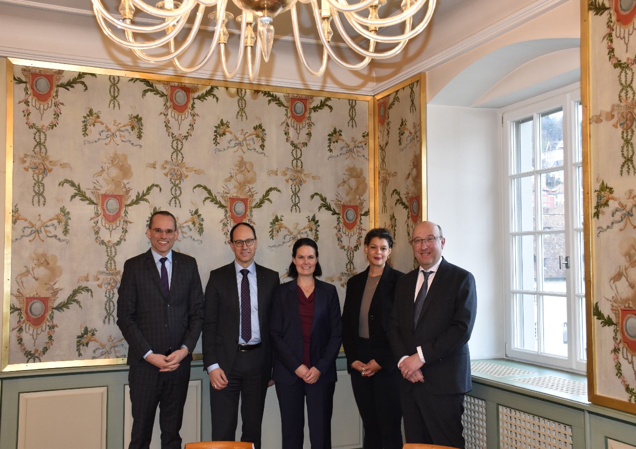 Besuch von Botschafterin Sonja Hürlimann zum Austausch über grenzüberschreitende Themen.