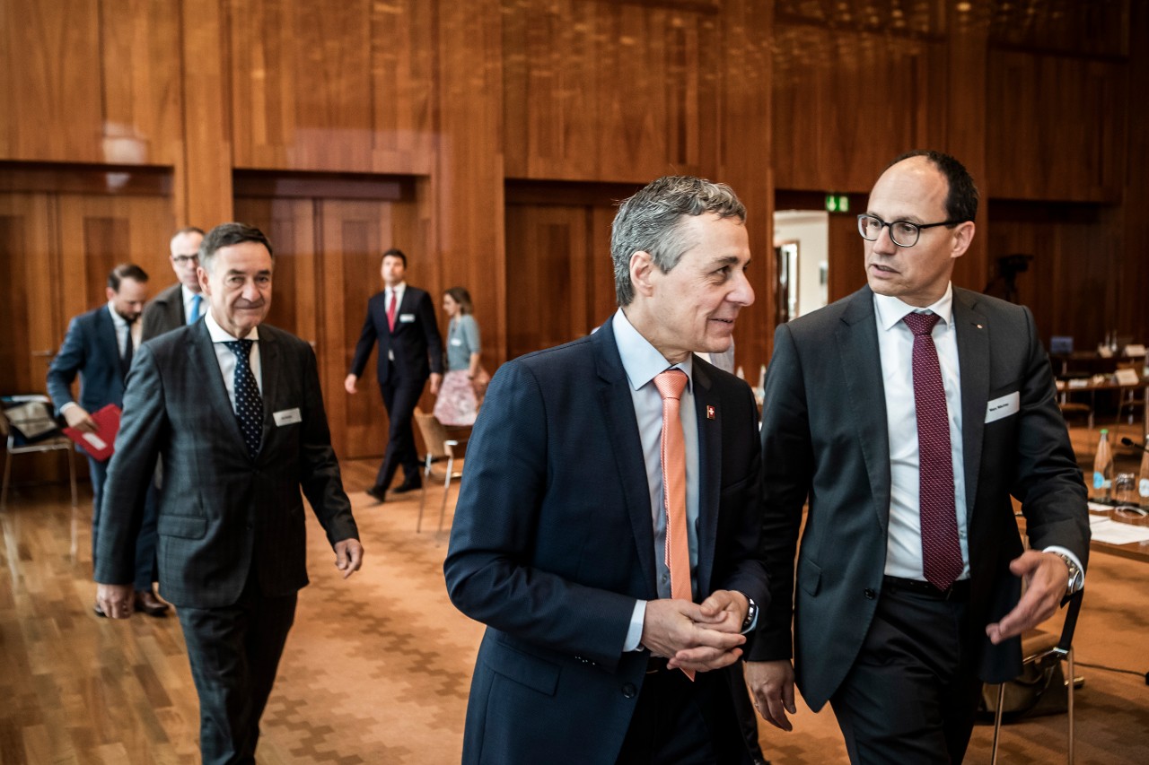 Bundespräsident Ignazio Cassis und Regierungsrat Marc Mächler tauschen sich im Rahmen der «Regierungskommission Bodensee» aus.