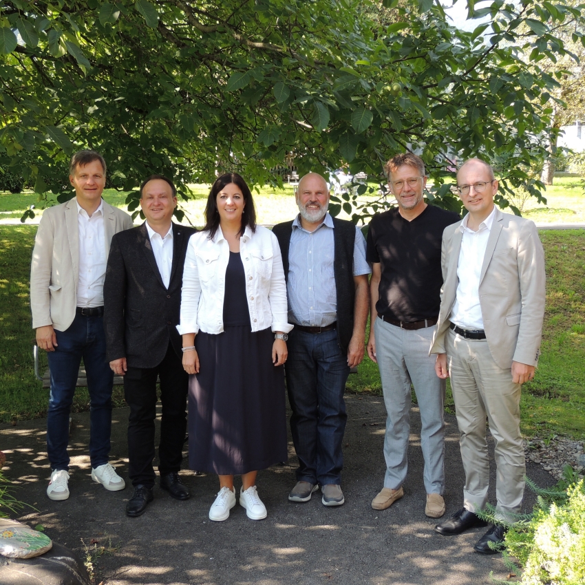 Regierungsrätin Laura Bucher beim Besuch im Pflegeheim Werdenberg in Grabs. Dieses engagiert sich u. a. im Bereich der Demenzpflege sowie der spezialisierten Palliative Care. Personen auf dem Foto (v. l. n. r.): Ingo Kratisch, Leiter Abteilung Alter im Amt für Soziales; Niklaus Lippuner, Gemeindepräsident Grabs und Verwaltungsratspräsident des Zweckverbands Pflegeheim Werdenberg; Laura Bucher, Regierungsrätin; Mathias Engler, Gesamtleiter Pflegeheim Werdenberg; Daniel Schmitter, Leiter Pflege und Betreuung Pflegeheim Werdenberg; Claudius Luterbacher, Leiter Amt für Soziales.