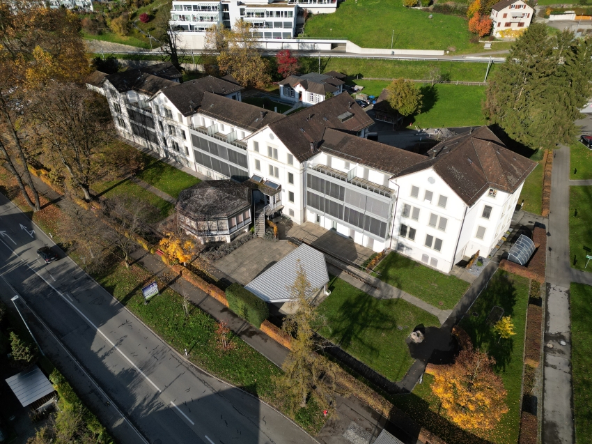 Wegen der markanten Verschärfung der Lage im Asylbereich nahm der Kanton das Asylzentrum «Linth» in Uznach vorzeitig am 1. Dezember 2022 in Betrieb. 