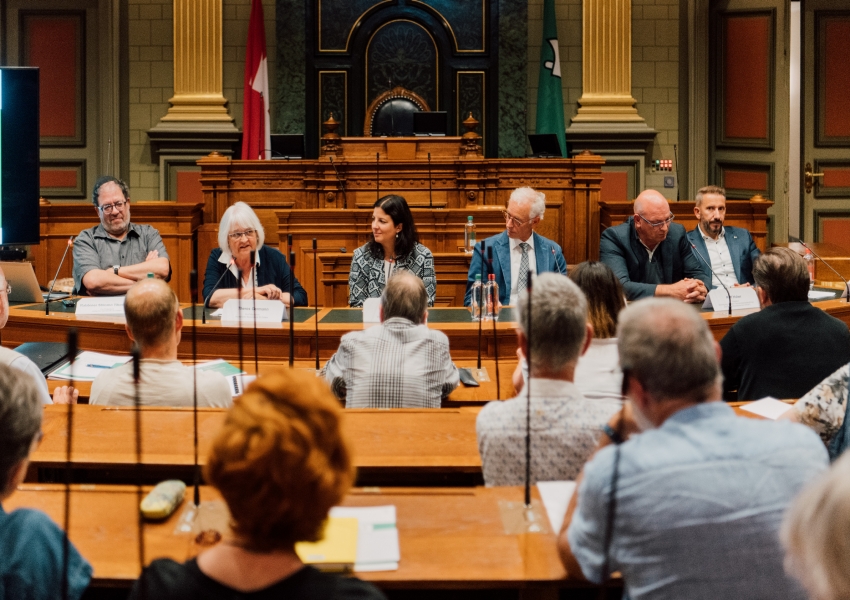 Die öffentliche Veranstaltung der St.Galler Konferenz zu Fragen von Religion und Staat widmete sich 2023 der Rolle der Religionsgemeinschaften in der Alterspolitik: (v.l.n.r.) Rabbiner Shlomo Tikochinski, Theres Germann (Co-Präsidentin Seniorenrat), Regierungsrätin Laura Bucher, Pfarrer Heinz Fäh, Rolf Huber (Präsident VSGP) und Imam Bekim Alimi. Bild: DI.