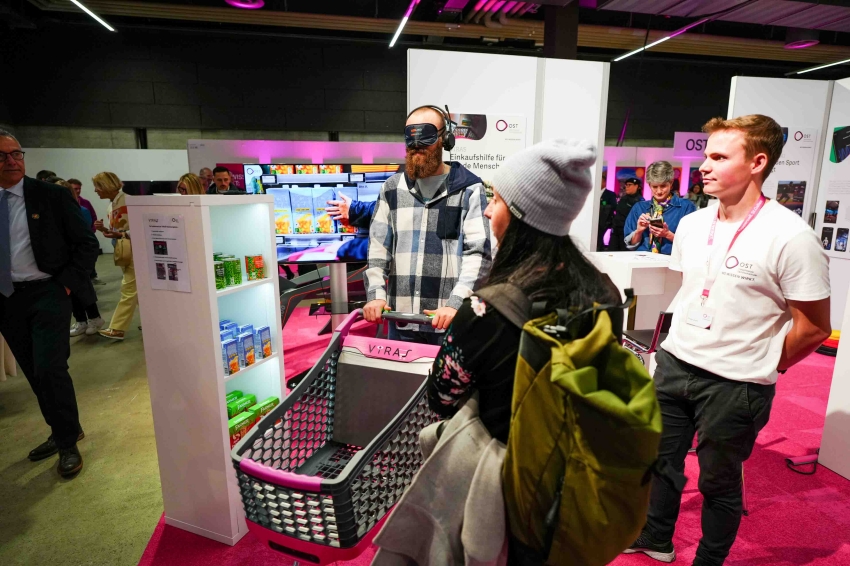 Ausprobieren des smarten Einkaufswagens, der blinde und sehbehinderte Menschen beim selbst&auml;ndigen Einkaufen unterst&uuml;tzt. Bild: OST