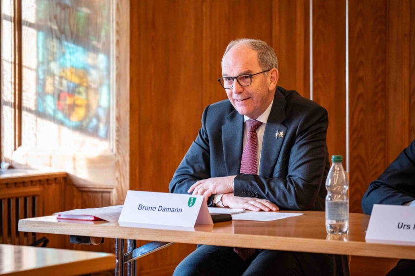 Bruno Damann bei der Pressekonferenz zur Unterzeichnung der Vereinbarung &uuml;ber die gemeinsame Spitalplanung.